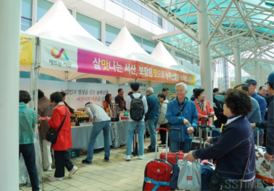 7_출항식 농특산물.jpg