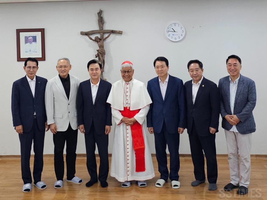 추기경_기념촬영.jpg