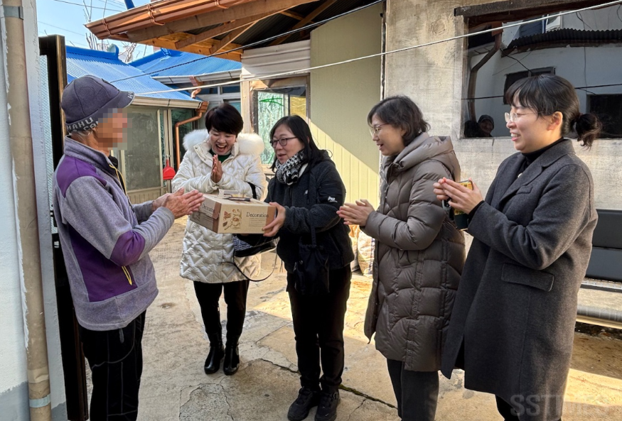 동문2_케이크전달.png