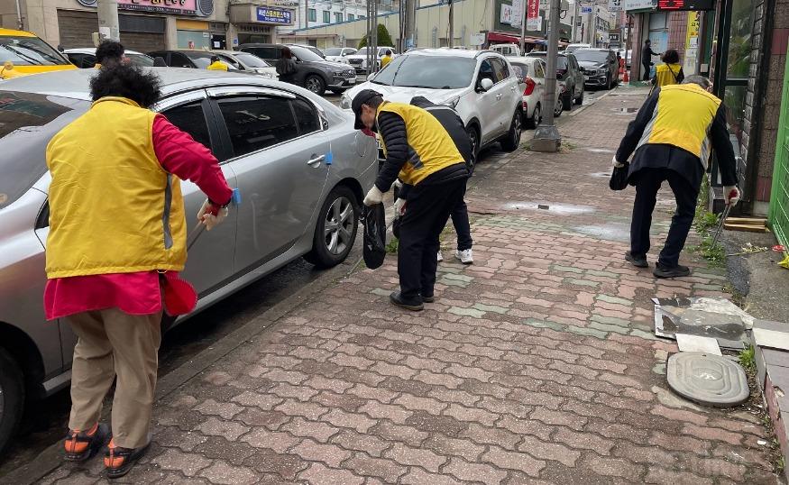 동문2_노인회 환경정화.jpg
