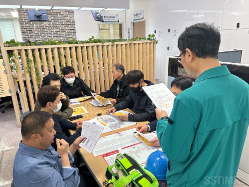 가로등 현업근로자1.jpg