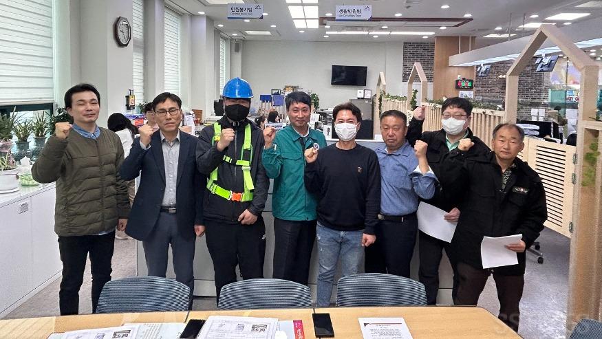 가로등 현업근로자.jpg