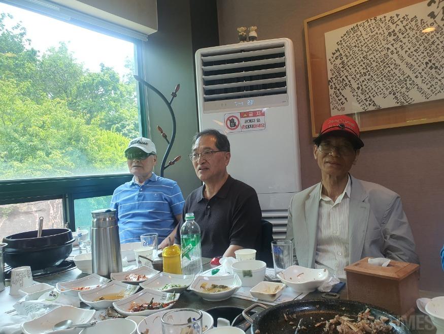 1_시니어 식사.jpg