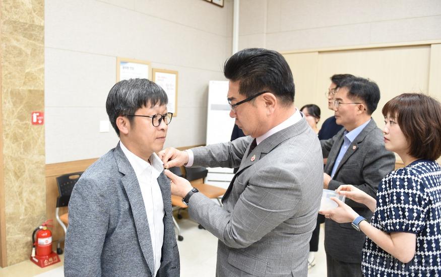 호국보훈 배지 달기.JPG