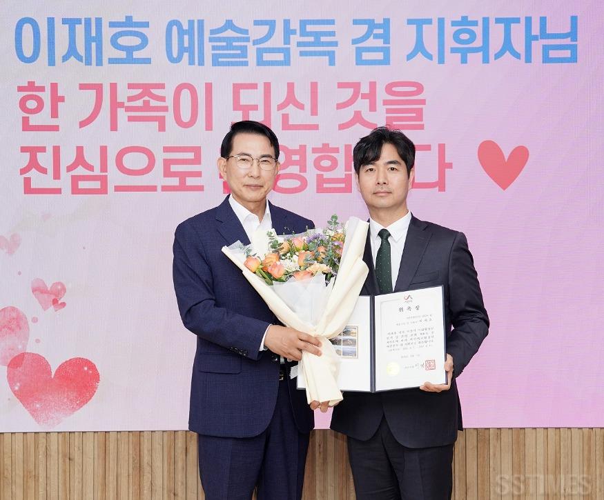 시립합창단 지휘자.JPG