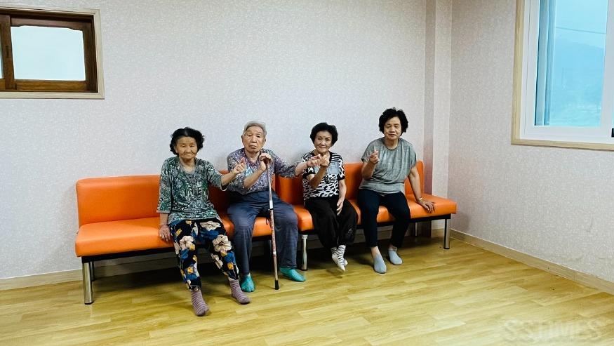 경로당 벽 부착 의자.jpg